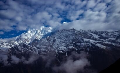 Golden sunrise over the majestic Annapurna and Dhaulagiri ranges from Ghorepani – a moment of peace in the heart of the Himalayas.