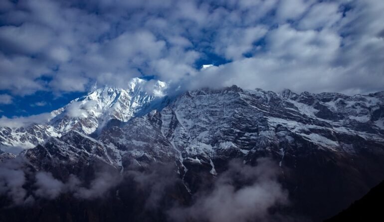 Golden sunrise over the majestic Annapurna and Dhaulagiri ranges from Ghorepani – a moment of peace in the heart of the Himalayas.